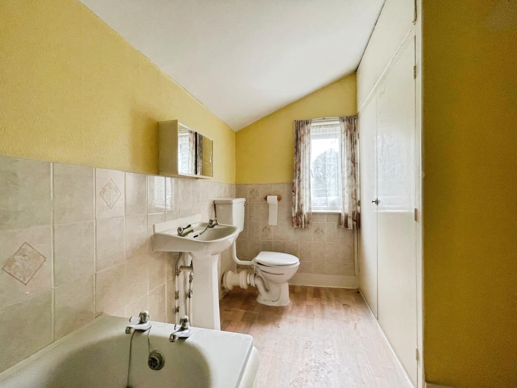Lot: 80 - MID-TERRACE HOUSE FOR REFURBISHMENT - Bathroom with W.C.
